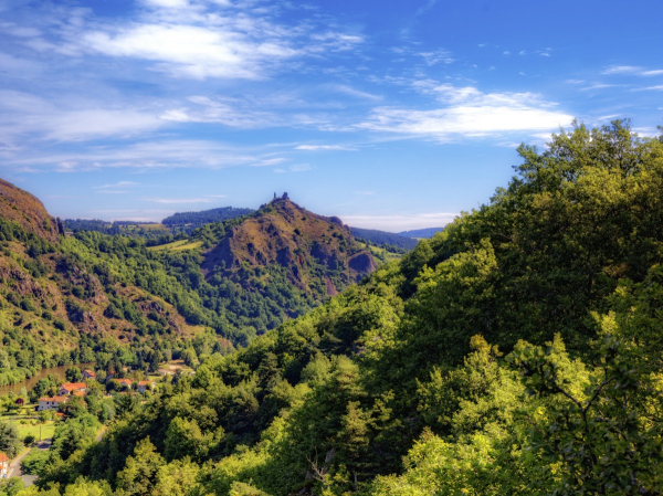 Vue sur le château d'Artias 