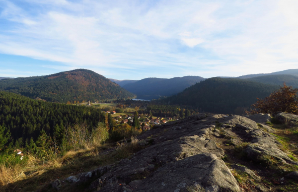 Lac de Longemer et sommet du Hohneck depuis la Roche du Page   - &copy;Jean-Michaël Choserot